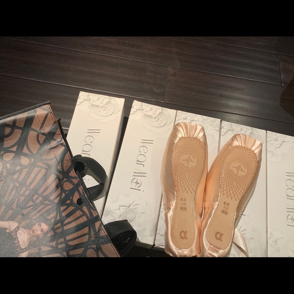 Brand new custom alpha wear moi pointe shoes